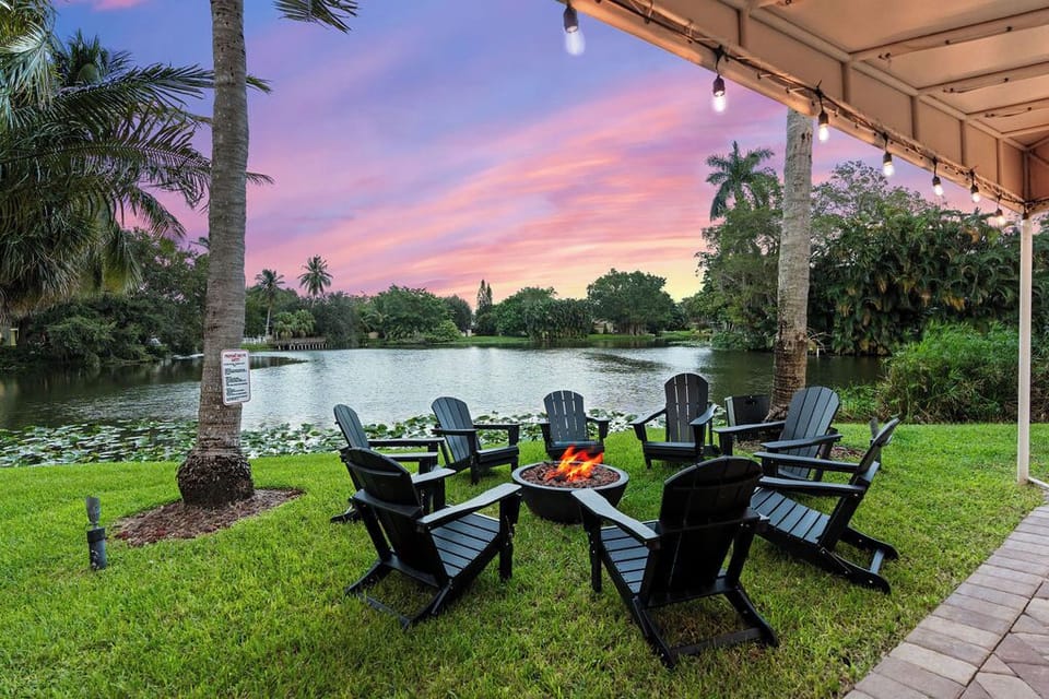 Cozy nights and breathtaking views! 🌙 Imagine relaxing here after a day of fun. The warm glow of the fire pit, the stunning water view, and the perfect ambiance for a memorable vacation. Book your peaceful escape now! 🏡🧡