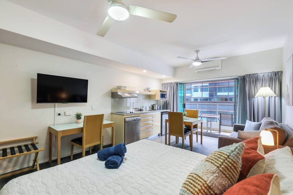 Apartment 1 - Smart TV & workspace