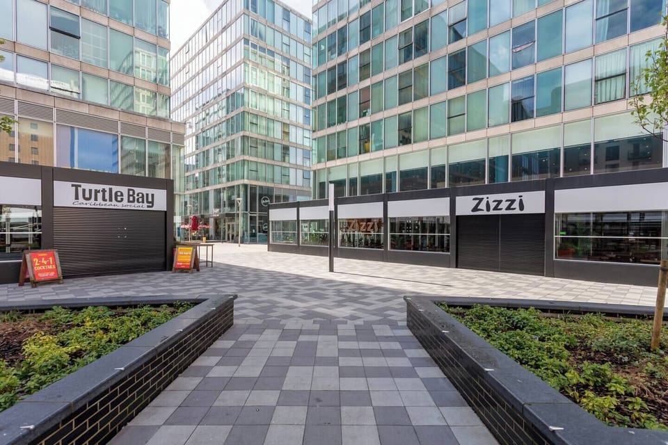 The apartment is perfectly situated in The Hub, with an array of restaurants, cafés, and bars right on your doorstep.