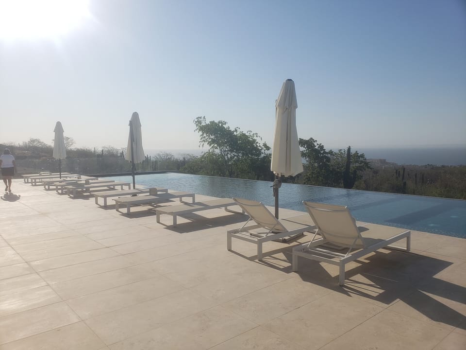 LOUNGE CHAIRS FOR INFINITY POOL