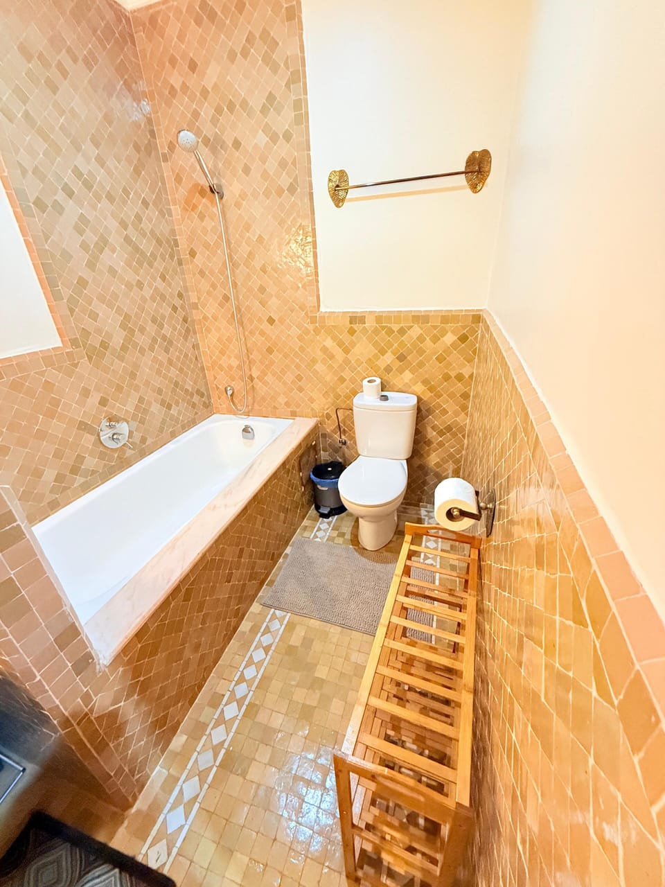 Bathtub and shower in the full bathroom