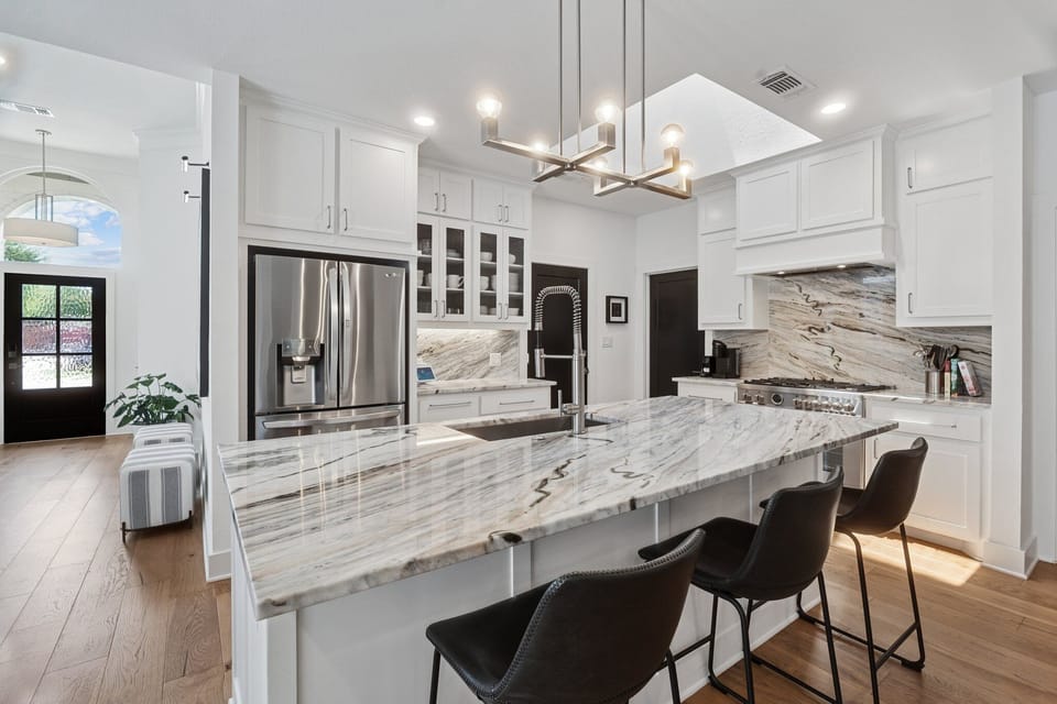 Kitchen with breakfast bar