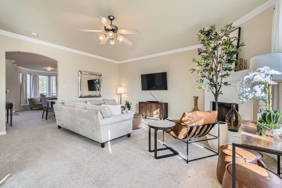 Open room, joyful vibes