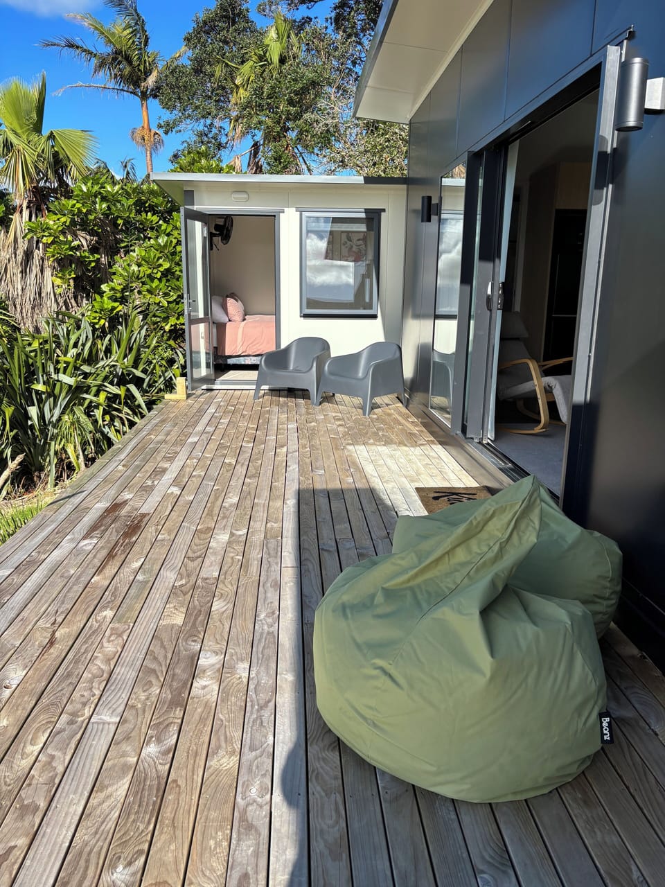 Connecting deck between cabins