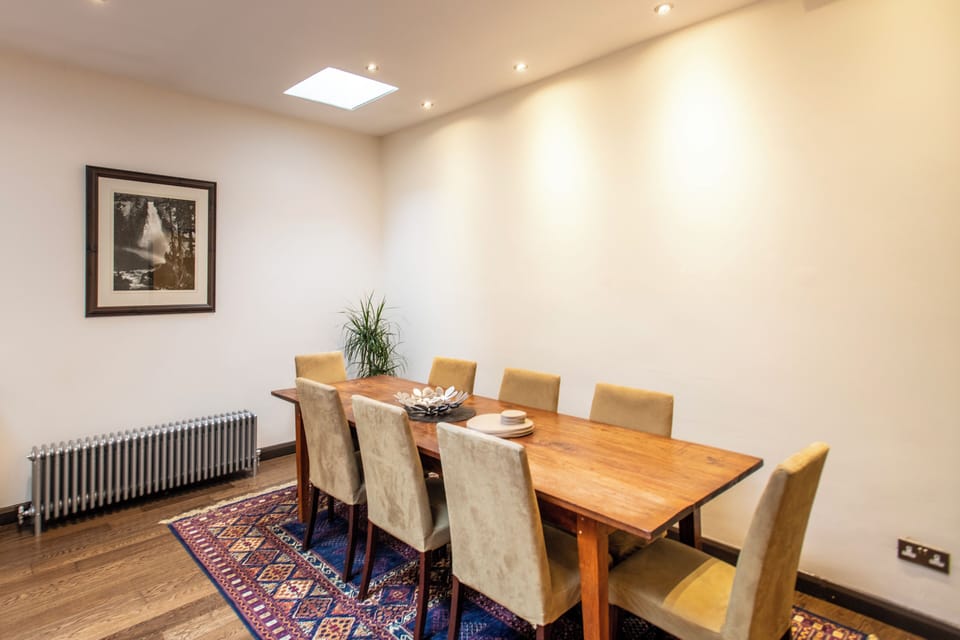 Dining area for 8 guests
