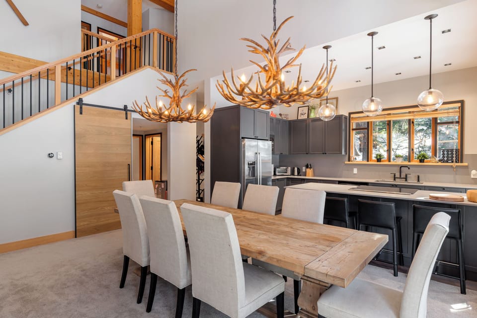 8 guests dining table plus kitchen stools