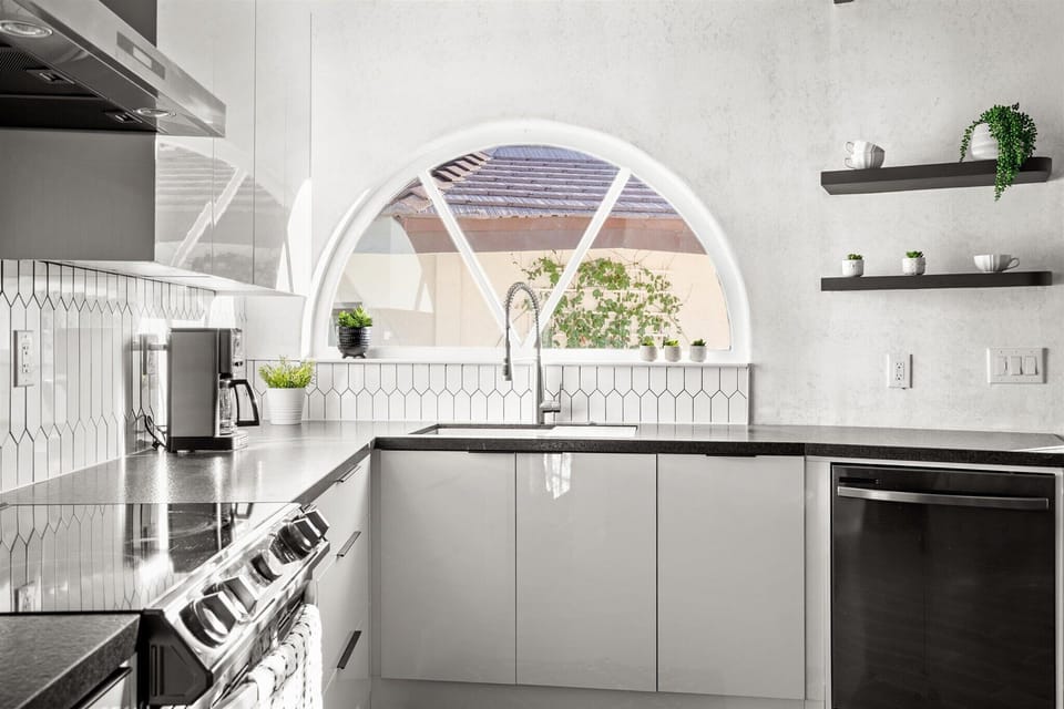 Full kitchen 