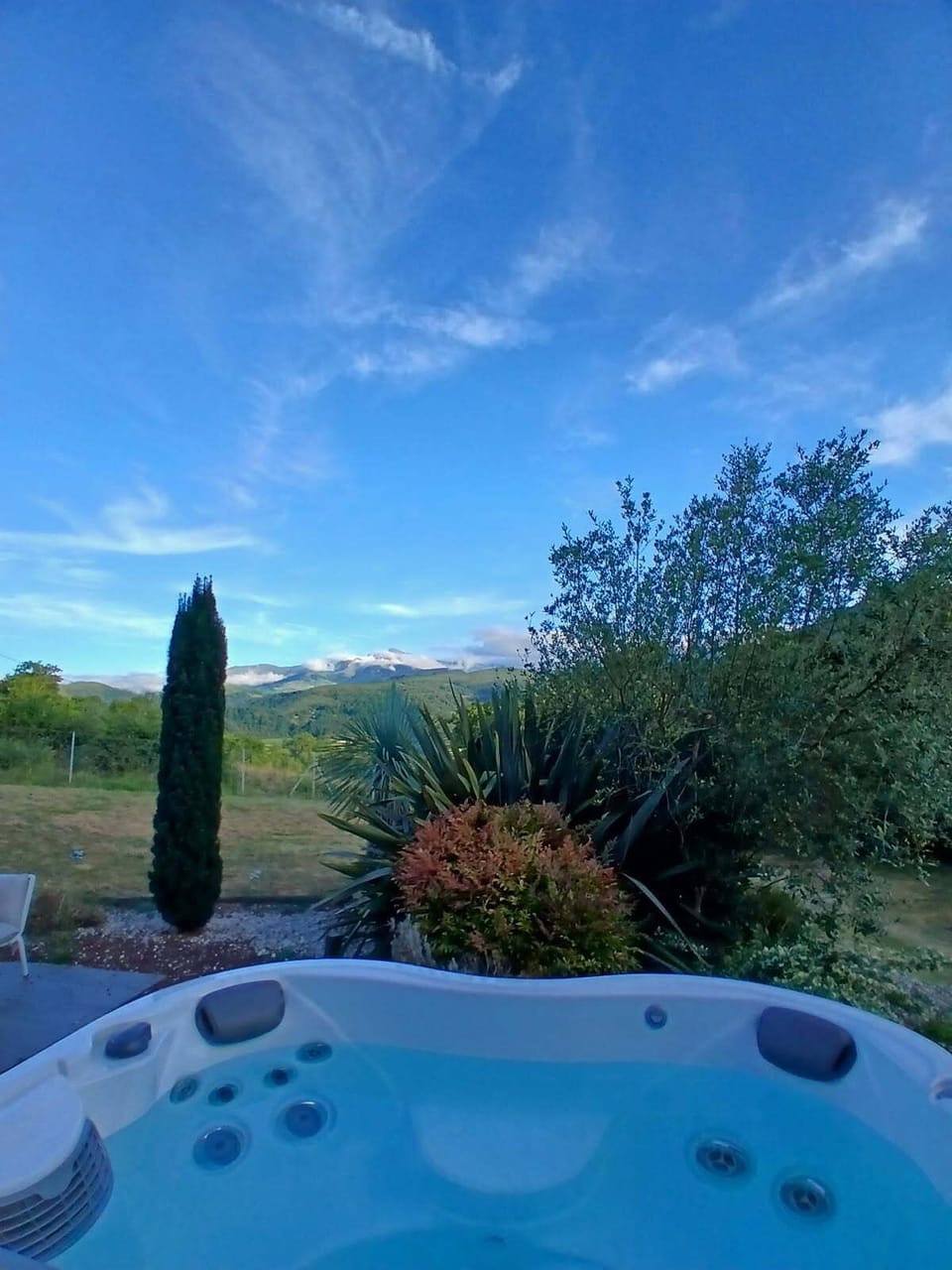 Outdoor spa tub