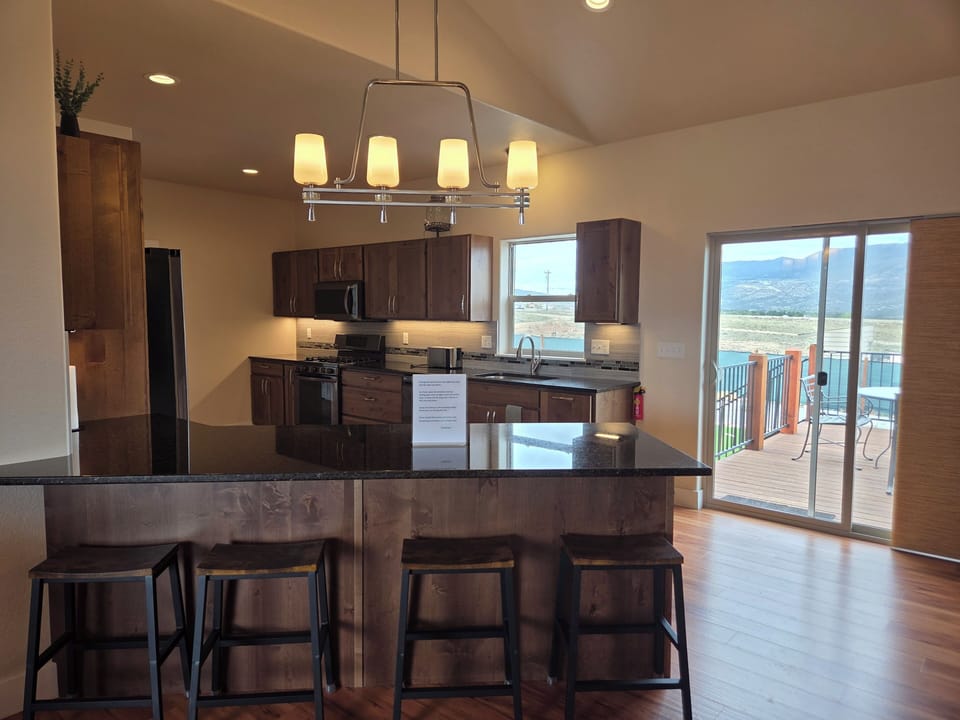 KITCHEN ISLAND/ KITCHEN