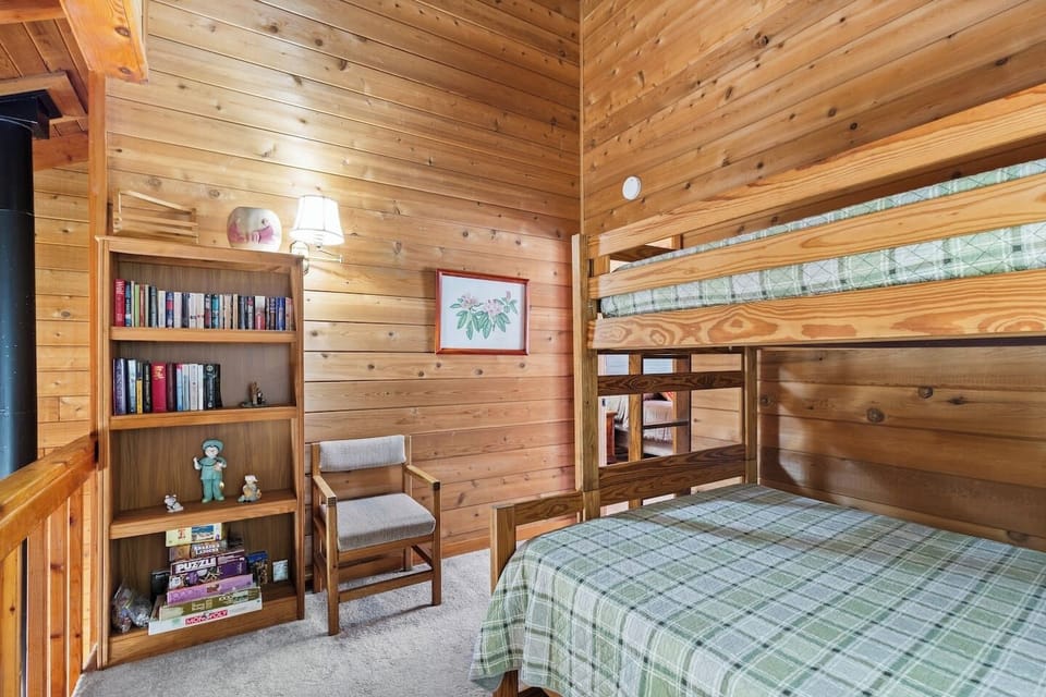 Bonus Loft Area Pyramid Bunk Books and Board Games