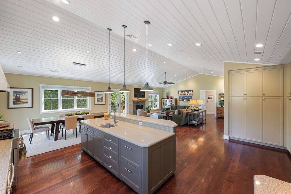 Main House: living area, kitchen and dining