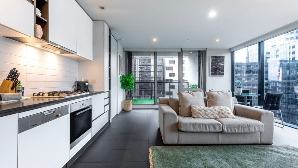 Fully equipped kitchen and open-plan layout