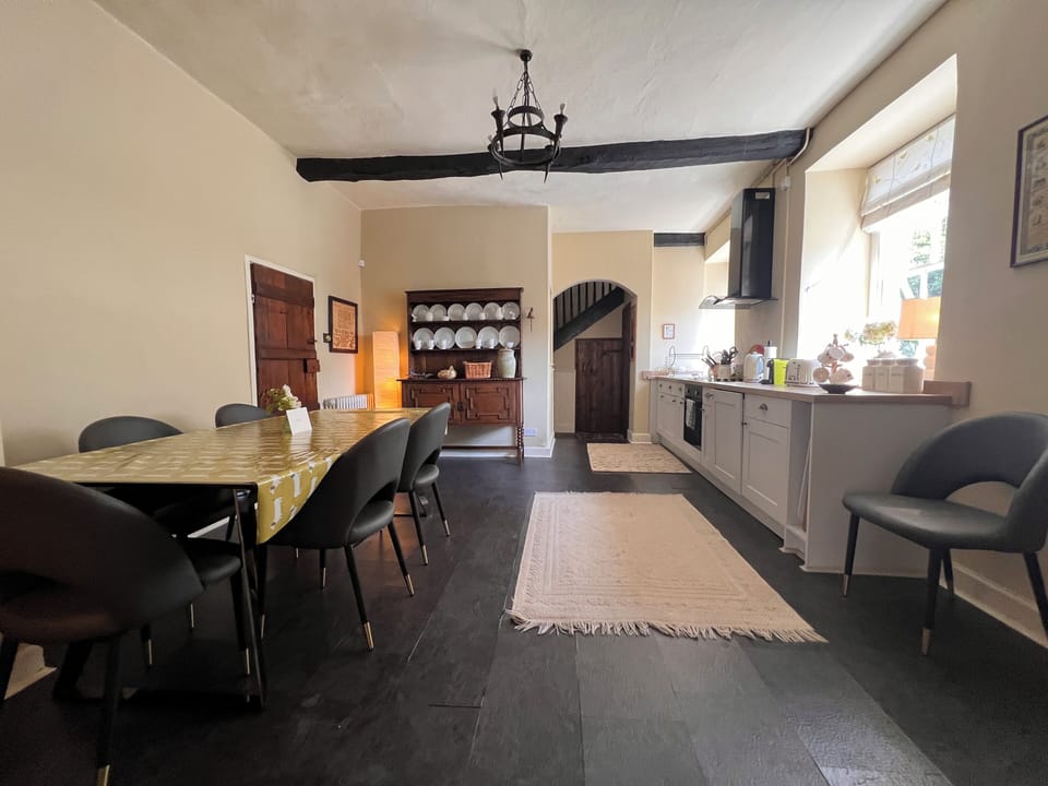 Huge kitchen with Dining Table for 6 people