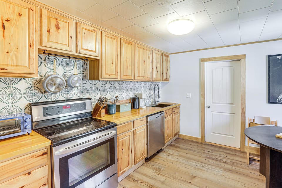 Kitchen | 1st Floor | Keurig/Drip Coffee Maker