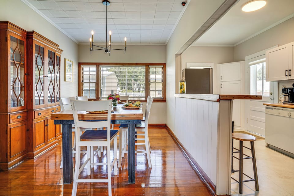 Dining Area | Dishware/Flatware Provided