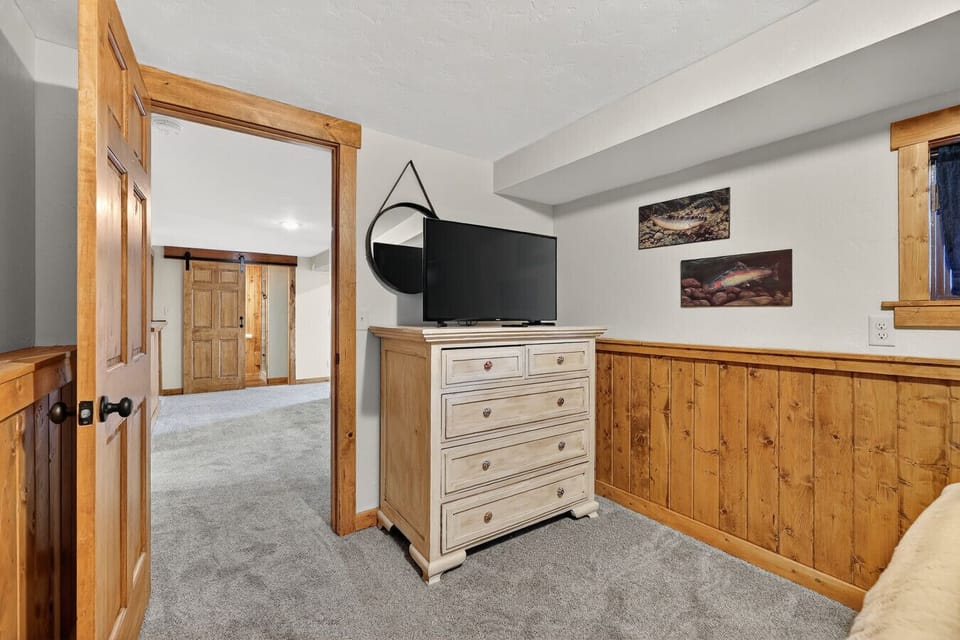 Bedroom 2 - Queen Bed
