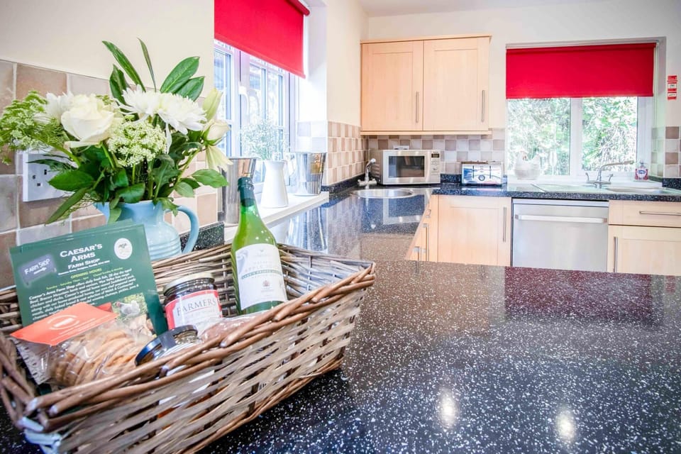 The Barn - 4 Bedroom - Tyn-Y-Coed Farm - Cardiff (8390)