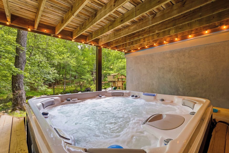 Outdoor spa tub