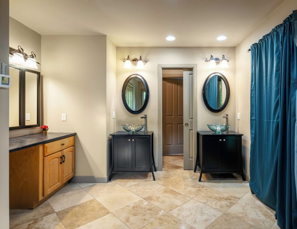 Primary bedroom's ensuite.