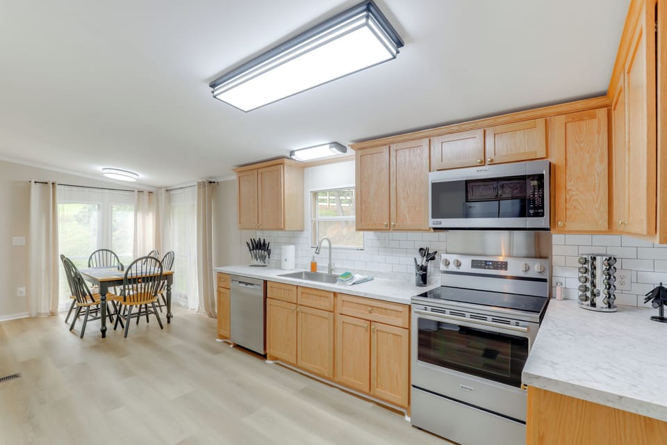 Kitchen | Dining Table | Free WiFi