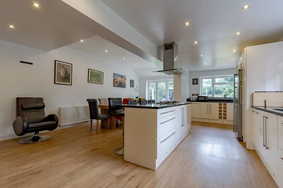 Fully equipped kitchen with everything you need for longer stays, family cooking or contractor self‑catering
