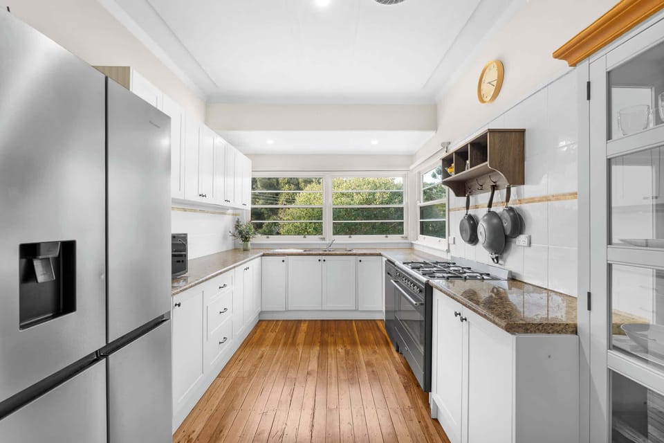 Fully equipped kitchen with dishwasher
