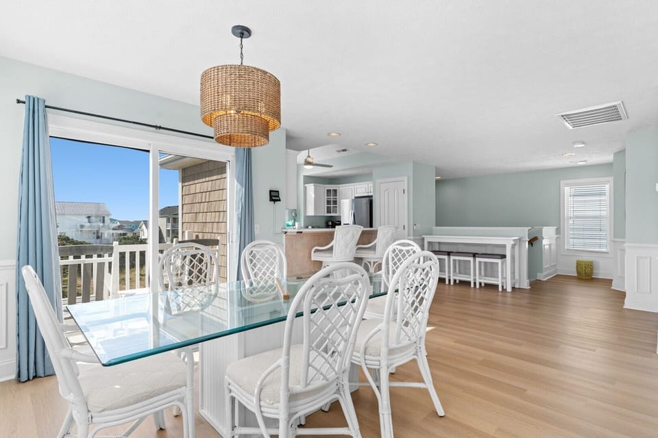 Dining Room
CAM 10-11-25