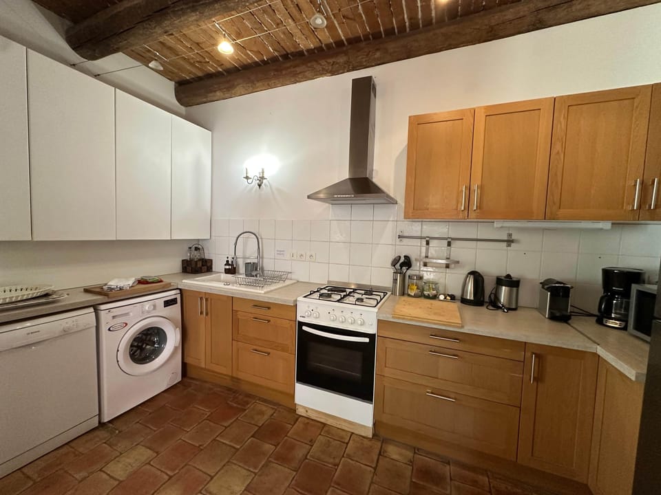 kitchen, microwave, toaster, kettle, coffee machine, oven, dishwasher, kitchenware, washing machine