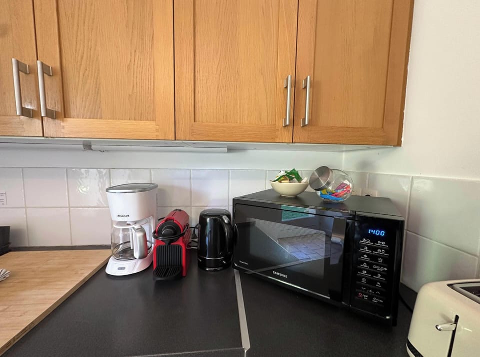 kitchen, dishwasher, fridge, freezer, kettle, toaster, oven, coffee machine, microwave, cooker hood