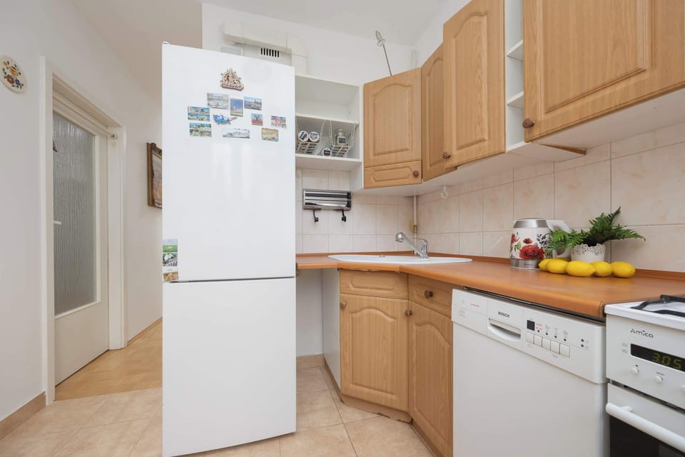 The kitchen units with a fridge and oven ensure full functionality during longer stays.