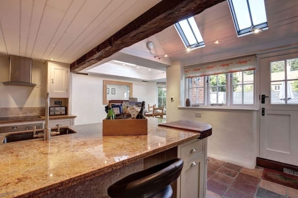 Goosebec on the Green : Well - Equipped Kitchen Area with Granite Worktops