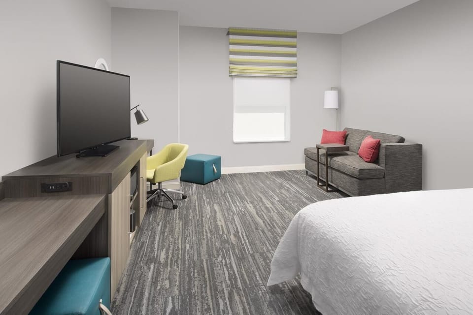 Unit with 1 King size bed. Exact unit will be assigned upon arrival. Views, colors and decor may vary.