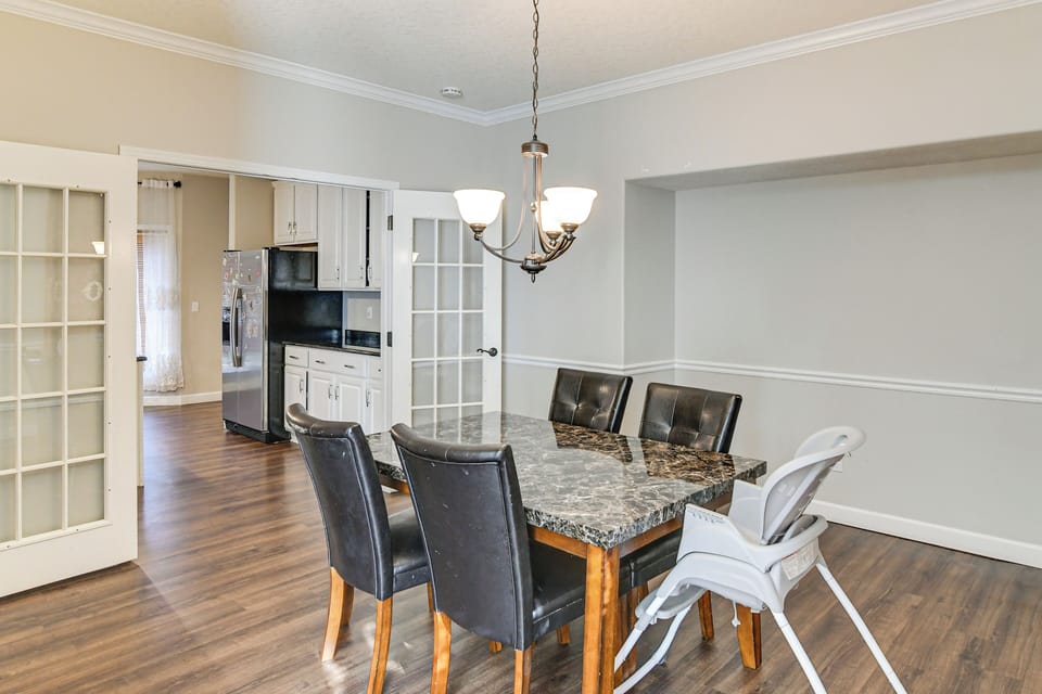 Dining Area | Dishware/Flatware Provided | Main Floor