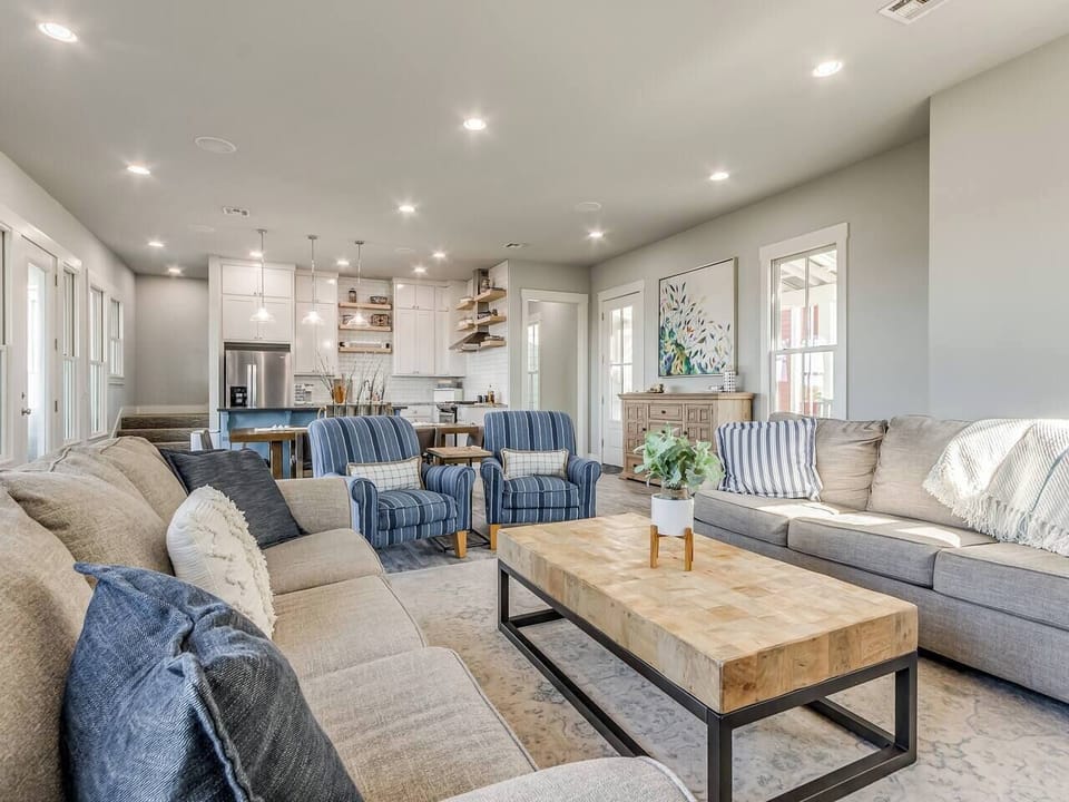 Spacious living room with fireplace and smart TV (entry level)