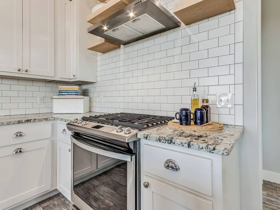 Fully stocked kitchen with basic spices and oil, gas stove (entry level)