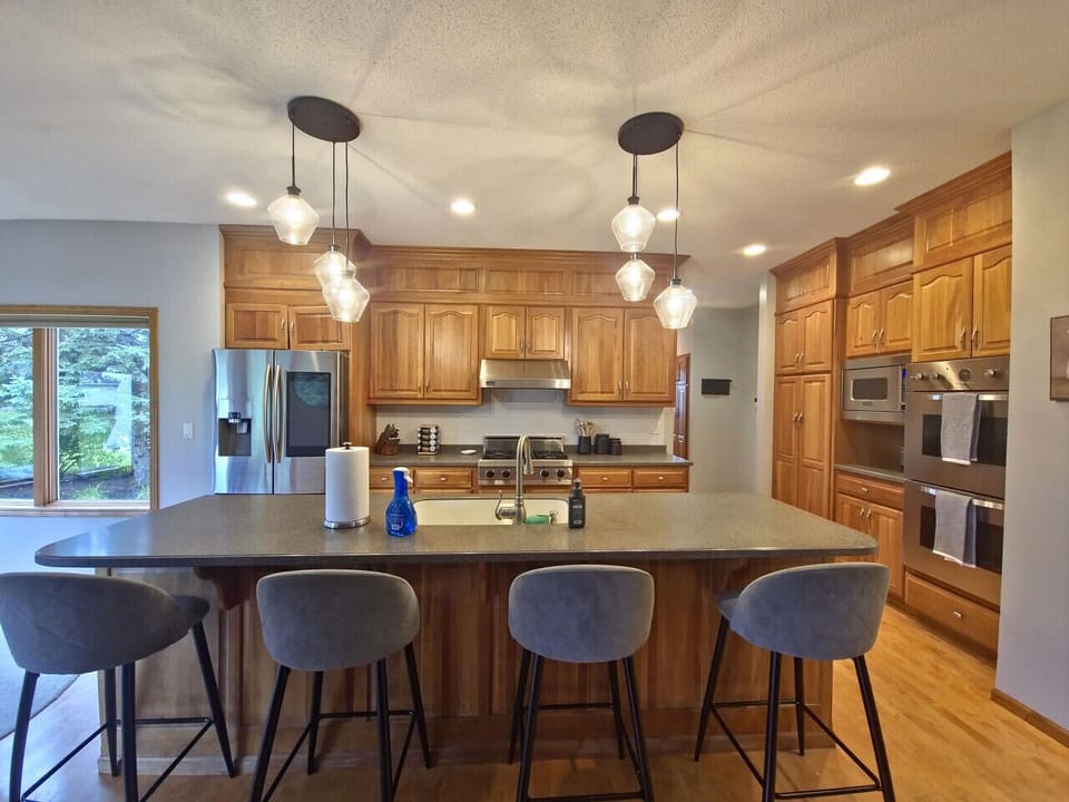 Large Chef`s Kitchen w/ Viking Appliances
