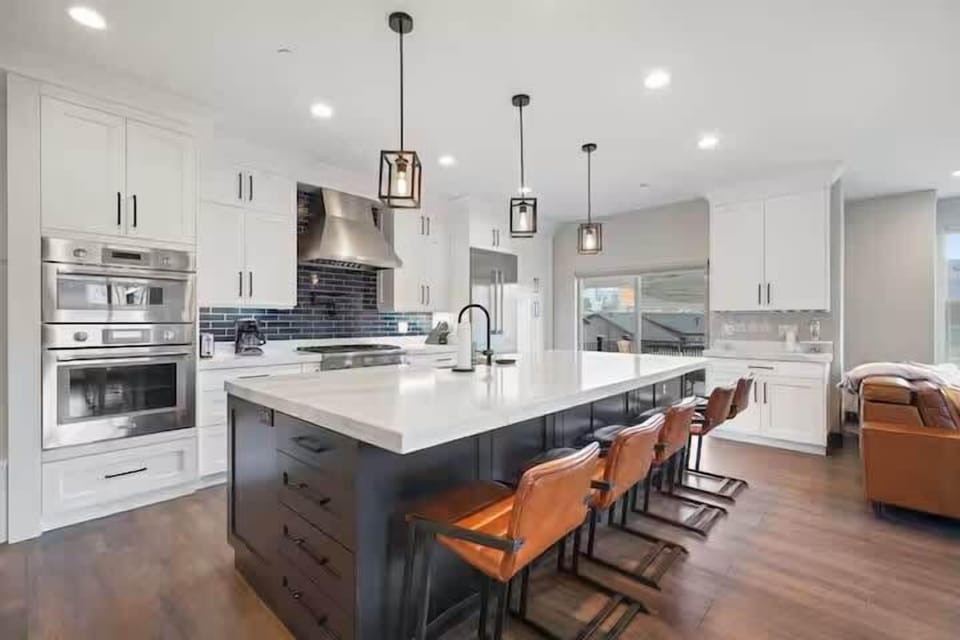 Kitchen with fully equipped appliances 