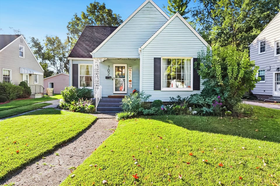 Your home away from home—our South Bend guest retreat is nestled on Angela Blvd with style, warmth, and family-friendly charm. Minutes from Notre Dame, perfect for game weekends.