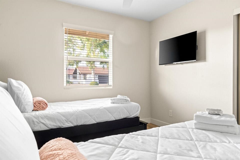 Bedroom 4 - TV