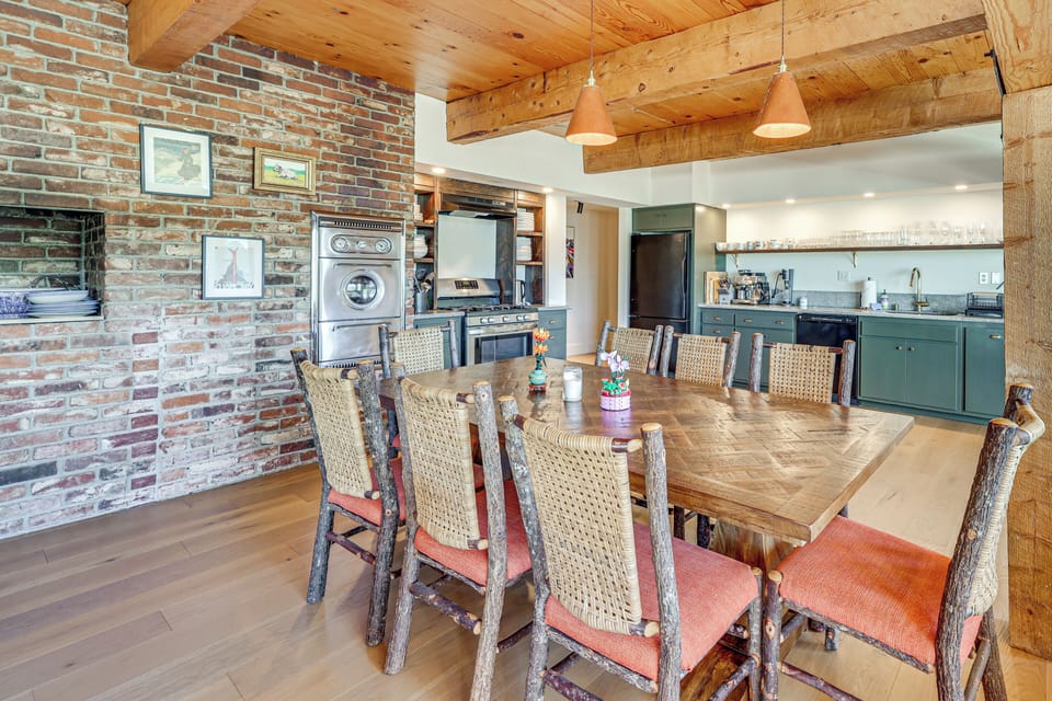Dining Area | Dishware/Flatware Provided | Main Floor