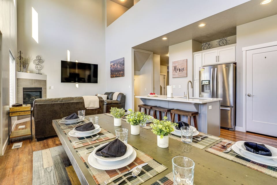 Living Room | Free WiFi | Central Heating & A/C | Smart TV | 1st Floor