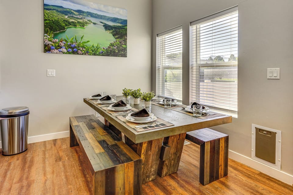 Dining Area | Dishware/Flatware Provided | 1st Floor