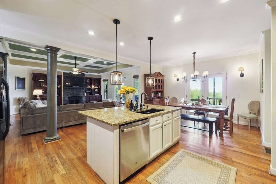 Large Island in kitchen for prep and serving!