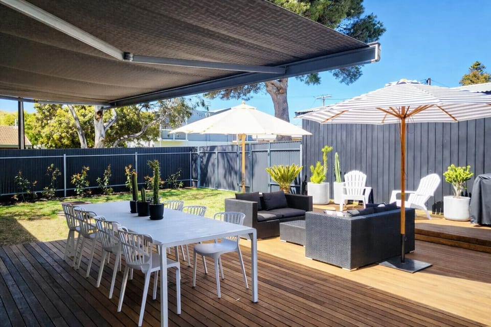 Spend slow afternoons outdoors, dining under the awning or lounging in the garden after a swim at nearby Horseshoe Bay.