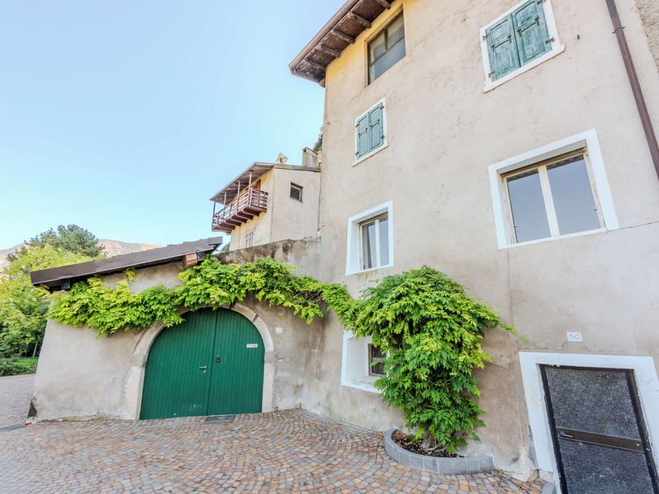 Wall, Architecture, Balcony, Hacienda, Driveway, Houseplant, Flowerpot, Villa, Courtyard