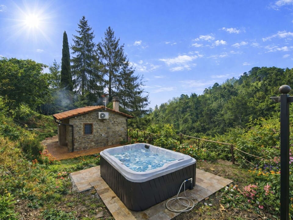 Swimming Pool, Bathtub, Cottage, Eco Hotel, Jacuzzi, Resort, Landscaping, Backyard, Water Feature