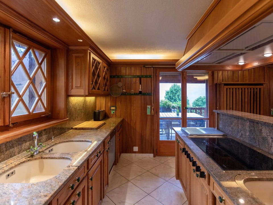 Wood, Kitchen, Flooring, Interior Design, Countertop, Cabinetry, Ceiling, Floor, Brown, Lighting