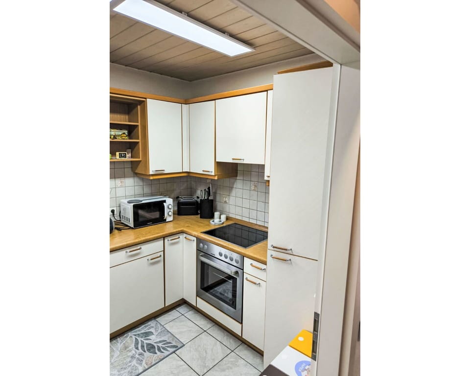 Kitchen Appliance, Kitchen, Countertop, Major Appliance, Cabinetry, Wood, Flooring, Home Appliance, Interior Design, Kitchen Sink