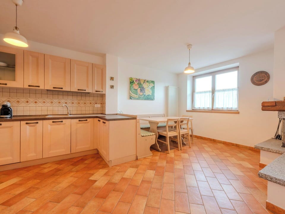 Flooring, Floor, Wood, Interior Design, Ceiling, Room, Cabinetry, Apartment, Wood Flooring, Kitchen