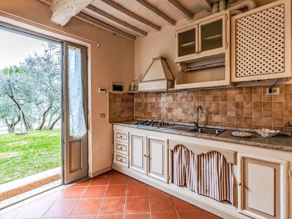 Wall, Wood, Flooring, Interior Design, Kitchen, Furniture, Floor, Home, Room, Cabinetry